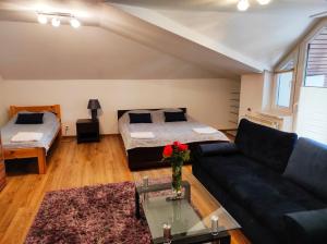 Posteľ alebo postele v izbe v ubytovaní Hostel & Restauracja Santorini