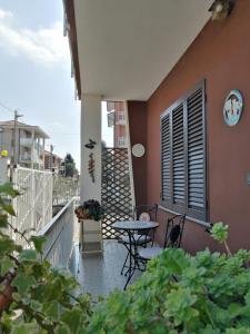 d'une terrasse avec une table et des chaises sur un balcon. dans l'établissement La Casa di Laura, à Cirié