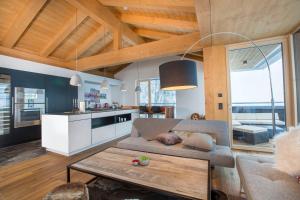 A kitchen or kitchenette at Penthaus Kitzebüheler Alpen