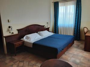sypialnia z łóżkiem, stołem i oknem w obiekcie Hotel Castello Torre in Pietra w mieście Montefusco