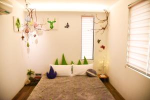 Giường trong phòng chung tại Living House