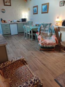 uma sala de estar com mesa e cadeiras e uma cozinha em Pat Tadys em Manorhamilton