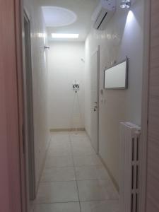 korytarz z drzwiami i statywem w pokoju w obiekcie Appartamento Pompea w mieście Taviano