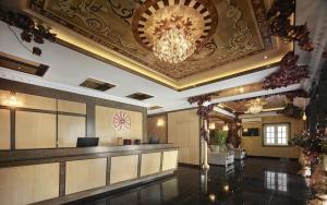 un hall d'un hôtel avec un lustre dans l'établissement Seriental Hotel, à Tanjong Tokong