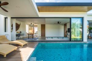 Bazén v ubytování Cocoon Villa - Peaceful private pool villa in north Phuket nebo v jeho okolí