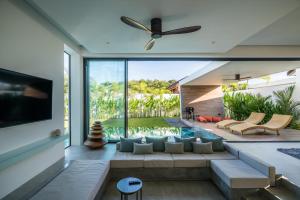 TV a/nebo společenská místnost v ubytování Cocoon Villa - Peaceful private pool villa in north Phuket