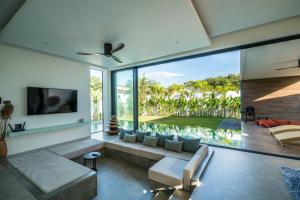 TV a/nebo společenská místnost v ubytování Cocoon Villa - Peaceful private pool villa in north Phuket