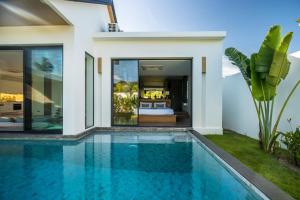 Bazén v ubytování Cocoon Villa - Peaceful private pool villa in north Phuket nebo v jeho okolí