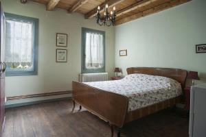 1 dormitorio con 1 cama y 2 ventanas en B&B Carlonga, en Caneva