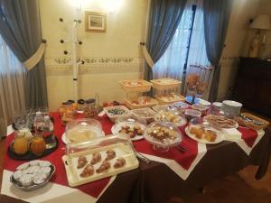 Ome的住宿－Ristorante Albergo San Michele，一张桌子上放着一大堆食物