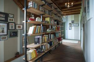 una biblioteca con estanterías de madera llenas de libros en B&B Carlonga, en Caneva