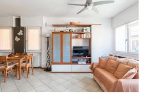 ein Wohnzimmer mit einem Sofa und einem Tisch in der Unterkunft ENJOY VARENNA CASA VACANZE in Varenna
