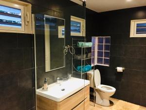 Koupelna v ubytování Tokerau Tahiti + 37 fotografií