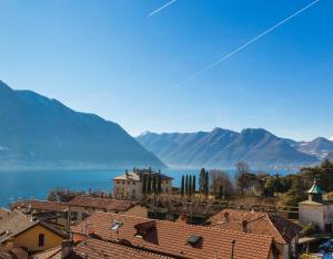 una ciudad con vistas al agua y a las montañas en Casa Brenna Tosatto Art Experience, en Lenno