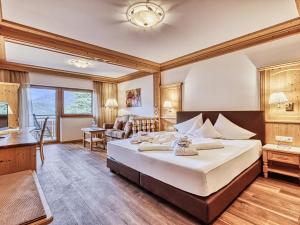 Postel nebo postele na pokoji v ubytování Hotel Traubenheim + 36 fotografií