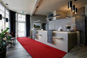 una cucina con tappeto rosso e tappeto rosso di Konsumhotel Dorotheenhof Weimar a Weimar