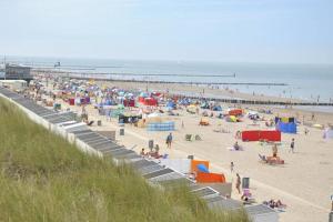 una spiaggia con un sacco di persone di Studio Burg.bosselaarstraat ad Aagtekerke