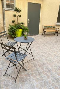 un tavolo e una sedia seduti su un patio di Appartement Aventure à Épernay a Épernay