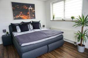 Un pat sau paturi într-o cameră la Leipzig Residenz Goethe Apartment mit 2 Dachterrassen