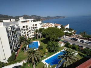 une vue aérienne d'un complexe hôtelier avec piscine dans l'établissement CARABEO I 18 MENYBER, à Nerja
