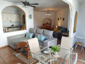 un salon avec un canapé et une table dans l'établissement CARABEO I 18 MENYBER, à Nerja