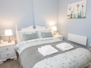 a bedroom with a bed with two towels on it at Garreg Lwyd in Blaenau-Ffestiniog