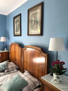 a bedroom with a bed and a table with a vase of flowers at Dom Wakacyjny - Siedlisko Gutowo in Lidzbark