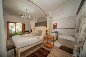 Кровать или кровати в номере Tamboti Lodge Guest House
