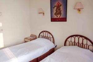 Katil atau katil-katil dalam bilik di RedDoorz Plus near Tugu Mercusuar Anyer