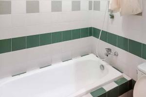 Bilik mandi di RedDoorz Plus near Tugu Mercusuar Anyer