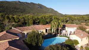 una vista aérea de una casa con piscina en Lou Pic au Loup - Gîte Loup en Cazevieille