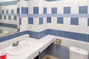 Bilik mandi di RedDoorz Plus near Tugu Mercusuar Anyer