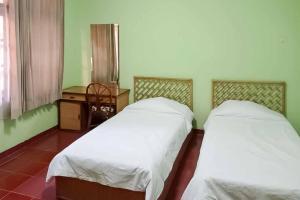 Katil atau katil-katil dalam bilik di RedDoorz Plus near Tugu Mercusuar Anyer