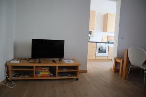 sala de estar con mesa y TV en Nice City Apartment, en Berlín