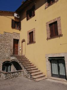 un edificio con scale sul lato di Sulle orme di Francesco appartamento verde a Bastia Umbra