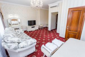 ein Wohnzimmer mit einem Sofa und einem TV in der Unterkunft GRK "Master" in Vlasovka