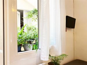Televízia a/alebo spoločenská miestnosť v ubytovaní Hostal Portugal