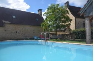 una piscina di fronte a una casa di L'ère du temps a Cuzance