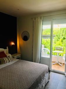 een slaapkamer met een bed naast een glazen schuifdeur bij L'acqua Viva in Calacuccia