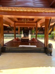 Ban Buak Khang的住宿－Viewdoi Art and Resort，木结构下的房间,配有一张床