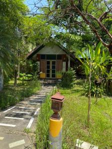 ein Haus mit einem kleinen Haus mit einer Straße in der Unterkunft Viewdoi Art and Resort in Ban Buak Khang