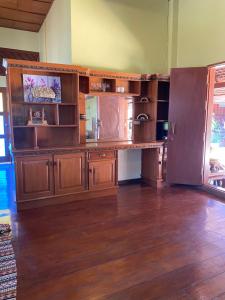 una cucina con un grande bancone in legno e un frigorifero di Viewdoi Art and Resort a Ban Buak Khang