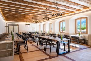 uma grande sala de jantar com mesas e cadeiras em Culinarium Alpinum em Stans