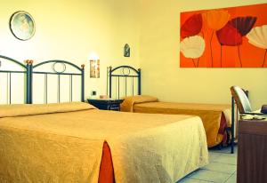Posteľ alebo postele v izbe v ubytovaní Hotel Il Faro Della Guitgia Tommasino