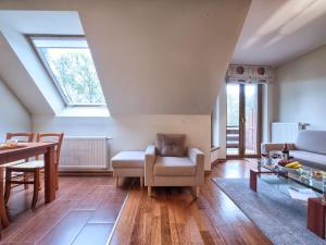 sala de estar con sofá y mesa en VisitZakopane - Amber Apartment, en Zakopane