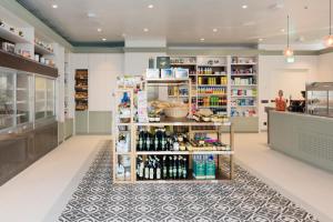 un pasillo de una tienda de comestibles con una estantería de productos en Hapimag Apartments Cavallino, en Cavallino-Treporti