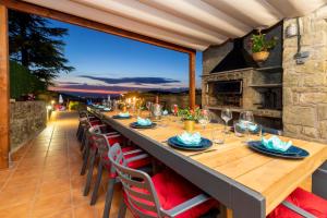 Restaurant o un lloc per menjar a 8 to 10 Sleeps Private Pool Villa & BBQ Near Barcelona