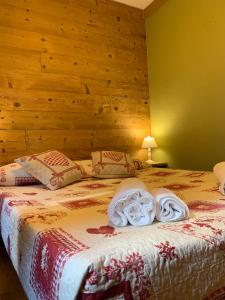 ein Schlafzimmer mit einem Bett mit einer Holzwand in der Unterkunft Rêve en ville in Aosta