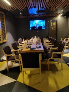 a conference room with a long table and chairs at Hotel Sai in Bāwal