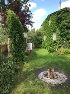 a garden with a fire pit in the grass at Dom Wakacyjny - Siedlisko Gutowo in Lidzbark